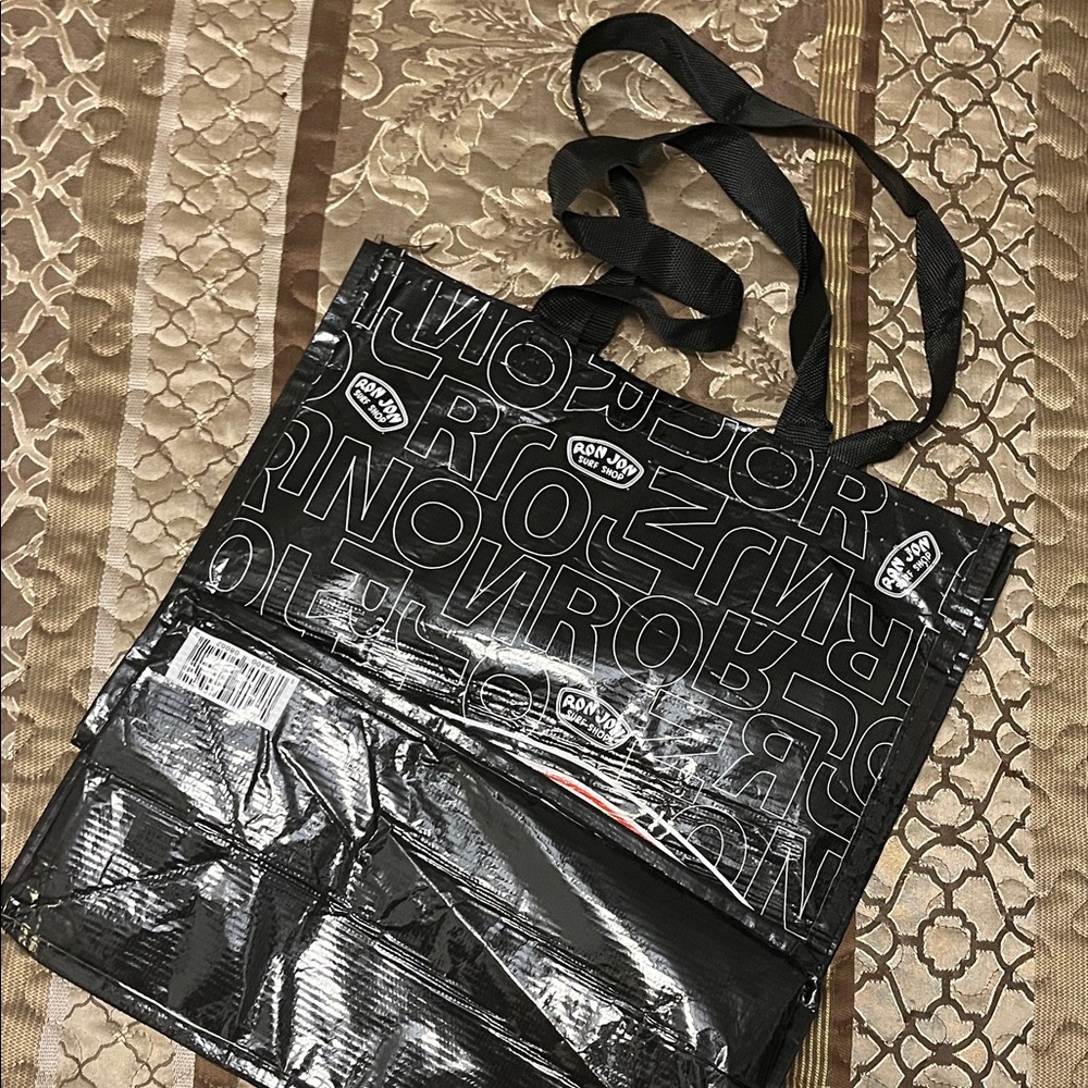 BEACH BUNDLE BABY!! 🌊 🏄‍♂️ 🌴 
RON JON Set- Medium hoodie, Tote Bag and Cousy - Picture 5 of 8
